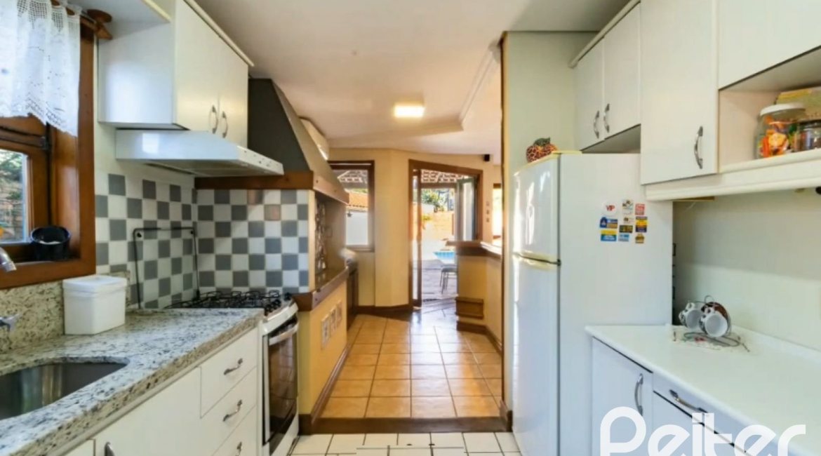 Casa à venda com 280m², 3 dormitórios, 1 suíte, 2 vagas, no bairro Jardim Isabel em Porto Alegre