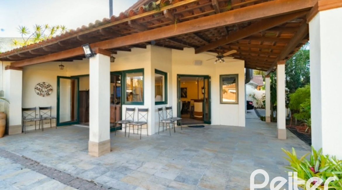 Casa à venda com 280m², 3 dormitórios, 1 suíte, 2 vagas, no bairro Jardim Isabel em Porto Alegre