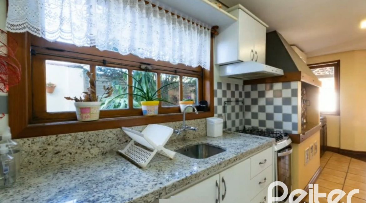 Casa à venda com 280m², 3 dormitórios, 1 suíte, 2 vagas, no bairro Jardim Isabel em Porto Alegre