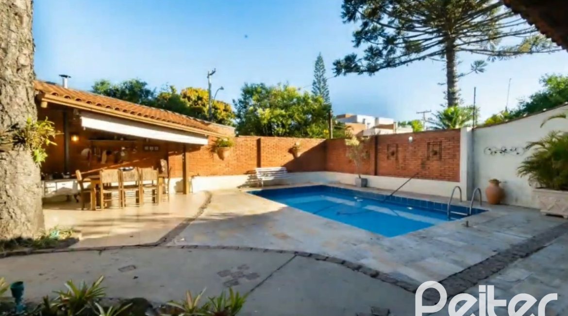 Casa à venda com 280m², 3 dormitórios, 1 suíte, 2 vagas, no bairro Jardim Isabel em Porto Alegre