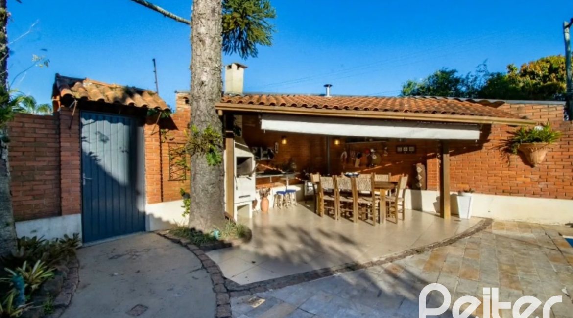 Casa à venda com 280m², 3 dormitórios, 1 suíte, 2 vagas, no bairro Jardim Isabel em Porto Alegre