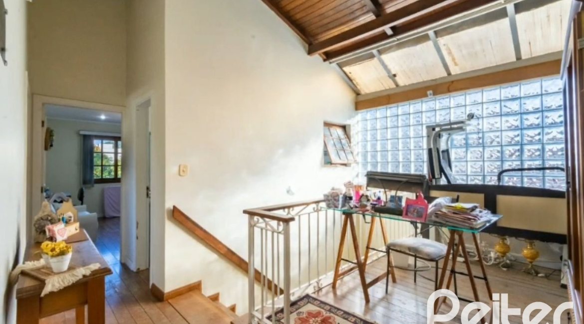 Casa à venda com 280m², 3 dormitórios, 1 suíte, 2 vagas, no bairro Jardim Isabel em Porto Alegre