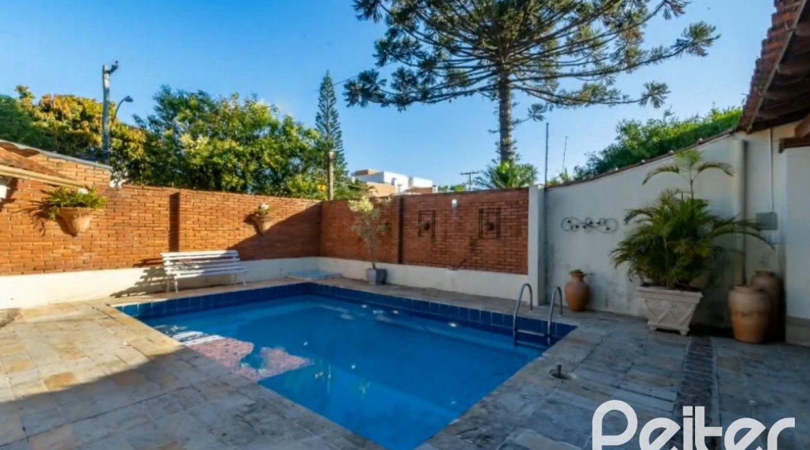 Casa à venda com 280m², 3 dormitórios, 1 suíte, 2 vagas, no bairro Jardim Isabel em Porto Alegre