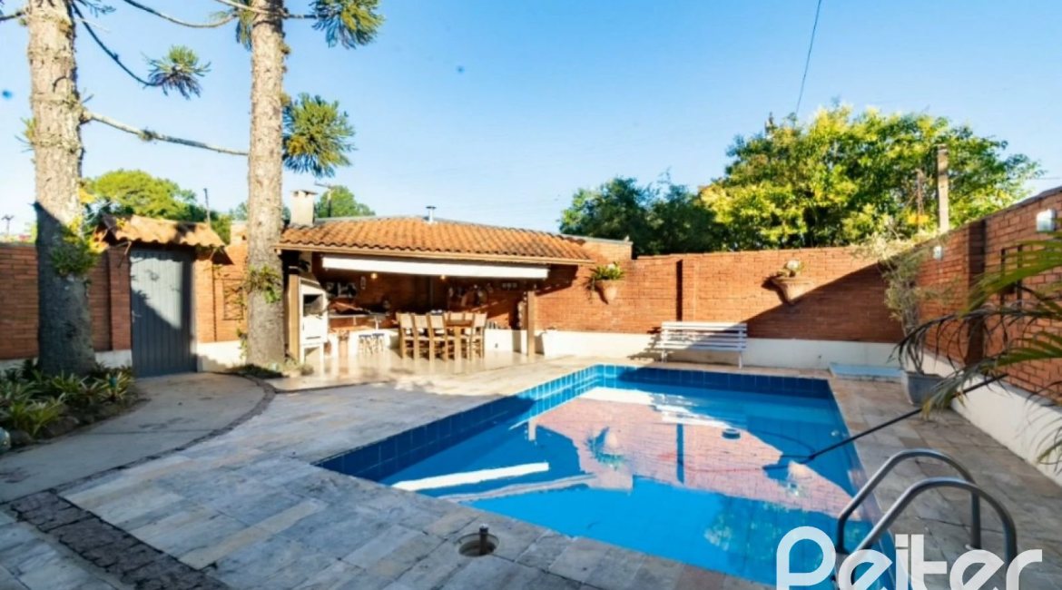 Casa à venda com 280m², 3 dormitórios, 1 suíte, 2 vagas, no bairro Jardim Isabel em Porto Alegre