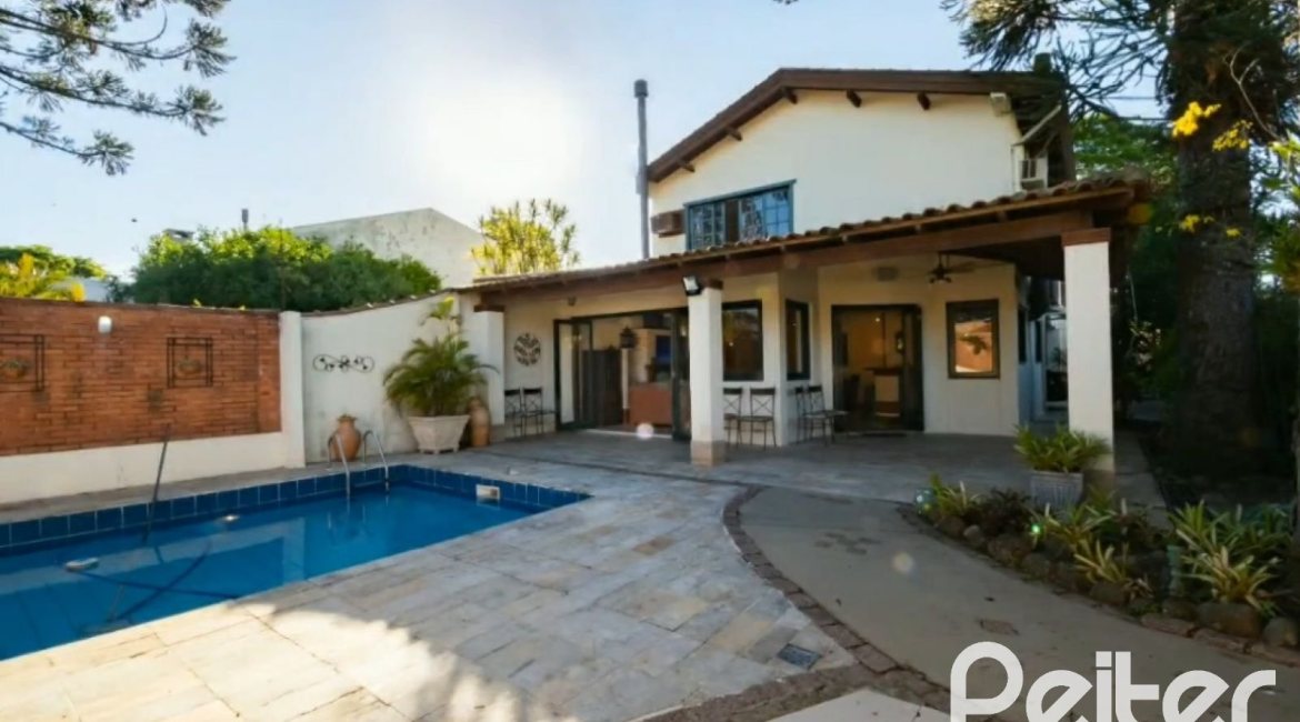 Casa à venda com 280m², 3 dormitórios, 1 suíte, 2 vagas, no bairro Jardim Isabel em Porto Alegre