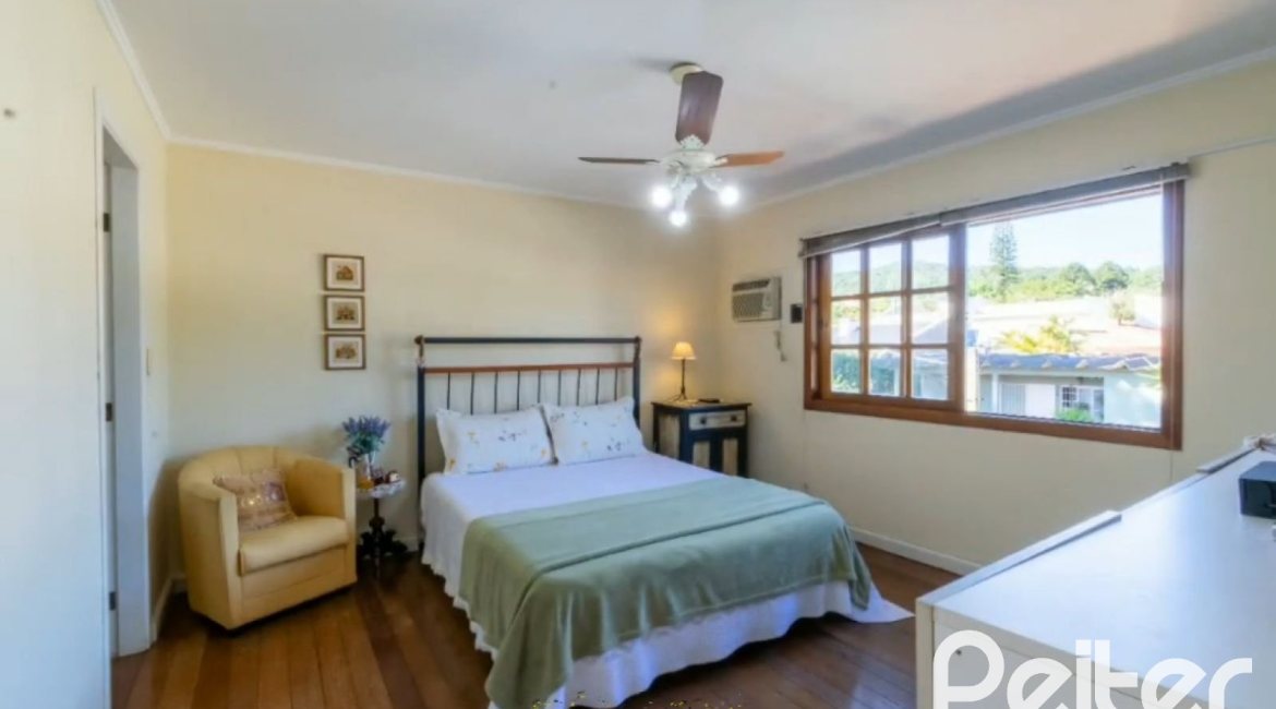 Casa à venda com 280m², 3 dormitórios, 1 suíte, 2 vagas, no bairro Jardim Isabel em Porto Alegre