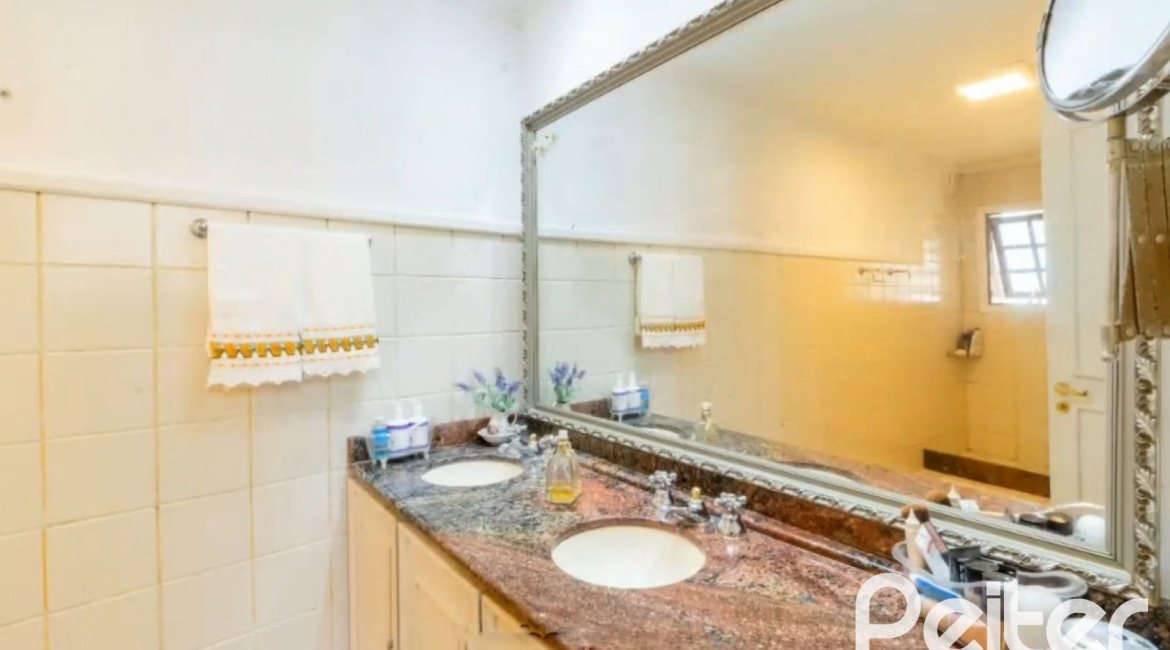 Casa à venda com 280m², 3 dormitórios, 1 suíte, 2 vagas, no bairro Jardim Isabel em Porto Alegre