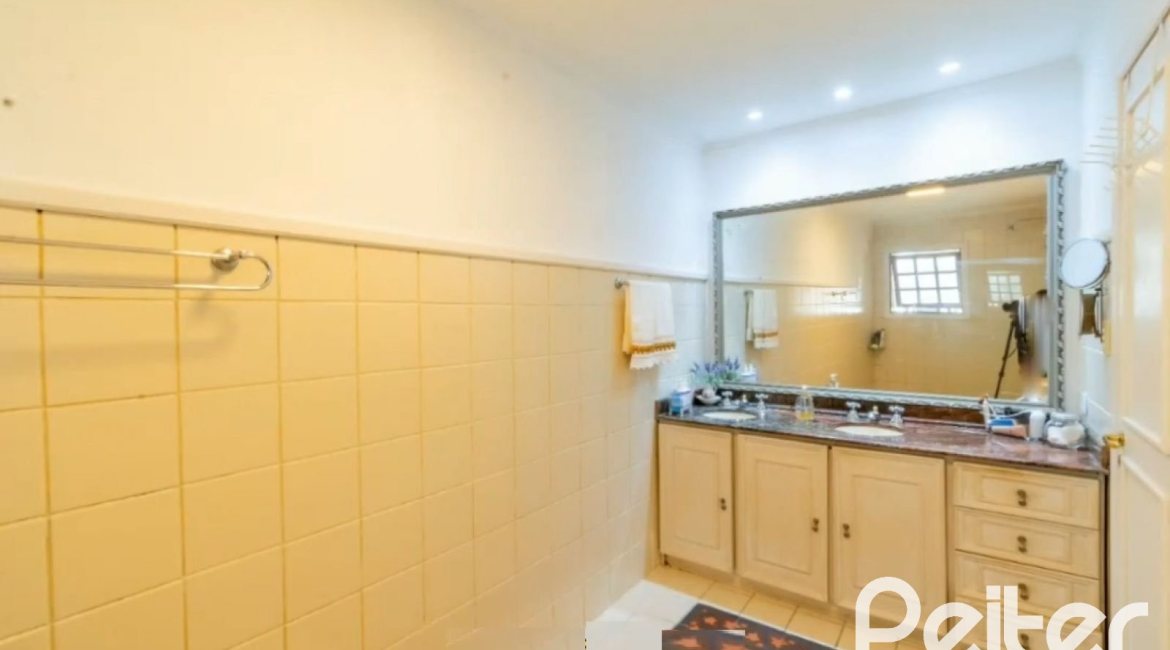 Casa à venda com 280m², 3 dormitórios, 1 suíte, 2 vagas, no bairro Jardim Isabel em Porto Alegre