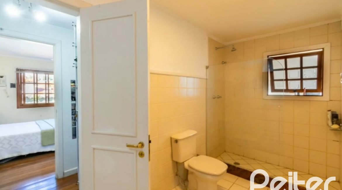 Casa à venda com 280m², 3 dormitórios, 1 suíte, 2 vagas, no bairro Jardim Isabel em Porto Alegre