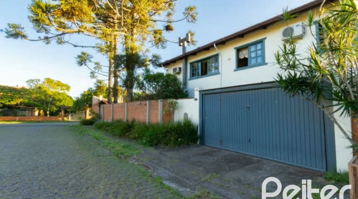 Casa à venda com 280m², 3 dormitórios, 1 suíte, 2 vagas, no bairro Jardim Isabel em Porto Alegre
