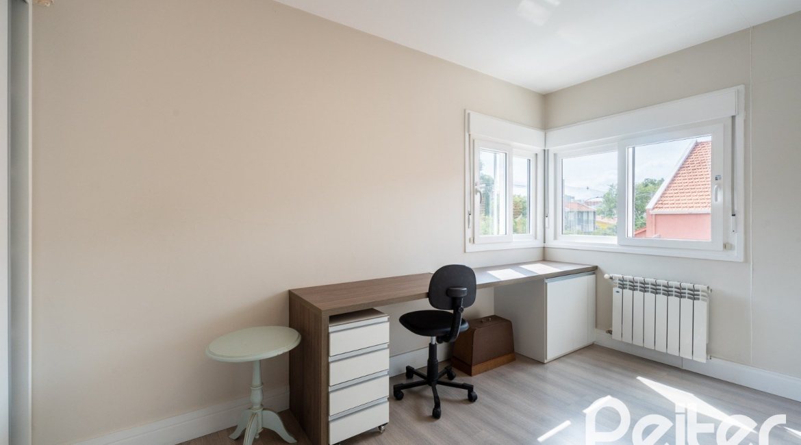 Casa em Condomínio à venda com 233m², 3 dormitórios, 3 suítes, 3 vagas, no bairro Vila Assunção em Porto Alegre