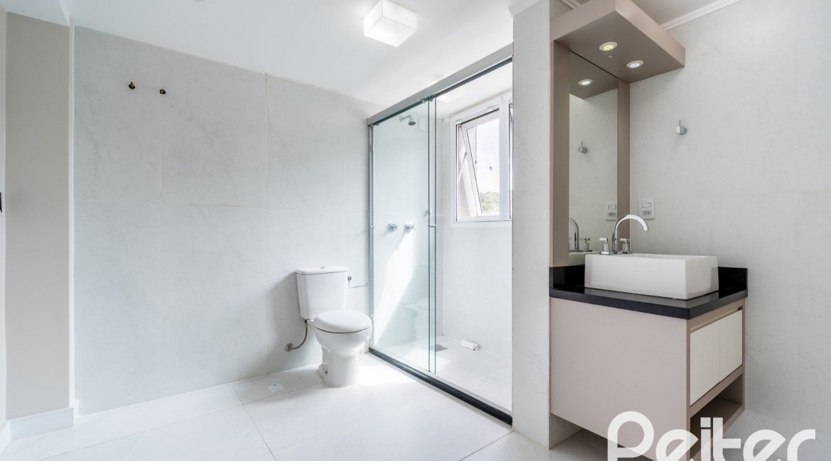 Casa em Condomínio à venda com 233m², 3 dormitórios, 3 suítes, 3 vagas, no bairro Vila Assunção em Porto Alegre