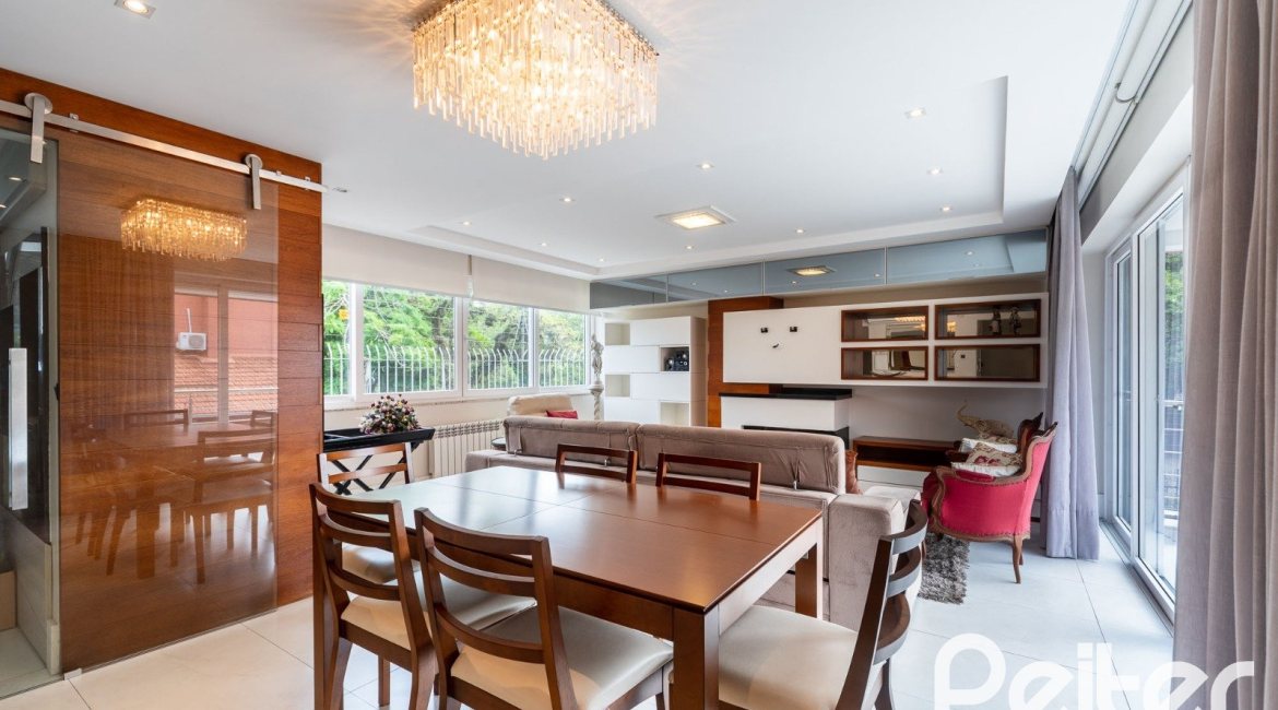 Casa em Condomínio à venda com 233m², 3 dormitórios, 3 suítes, 3 vagas, no bairro Vila Assunção em Porto Alegre