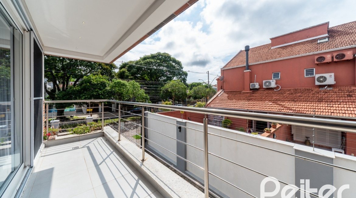 Casa em Condomínio à venda com 233m², 3 dormitórios, 3 suítes, 3 vagas, no bairro Vila Assunção em Porto Alegre