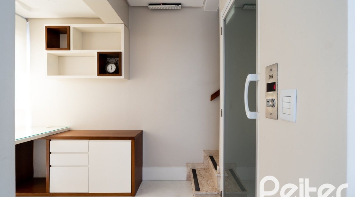 Casa em Condomínio à venda com 233m², 3 dormitórios, 3 suítes, 3 vagas, no bairro Vila Assunção em Porto Alegre