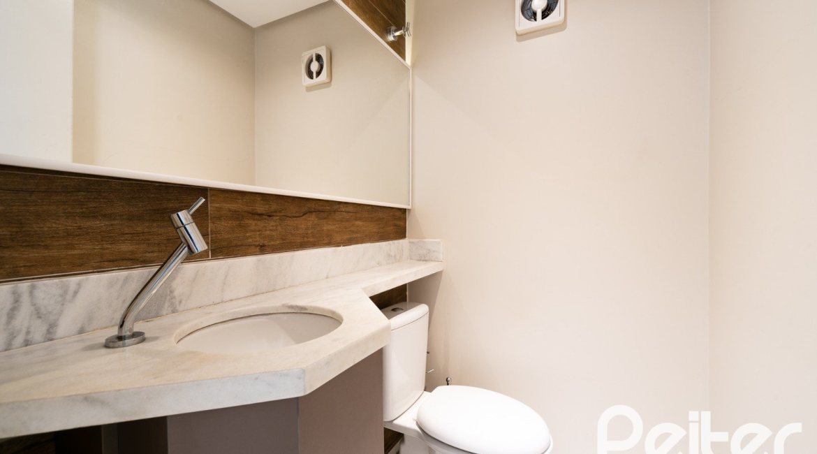 Casa em Condomínio à venda com 233m², 3 dormitórios, 3 suítes, 3 vagas, no bairro Vila Assunção em Porto Alegre