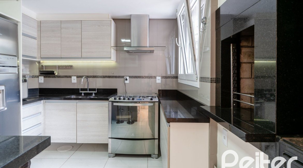 Casa em Condomínio à venda com 233m², 3 dormitórios, 3 suítes, 3 vagas, no bairro Vila Assunção em Porto Alegre