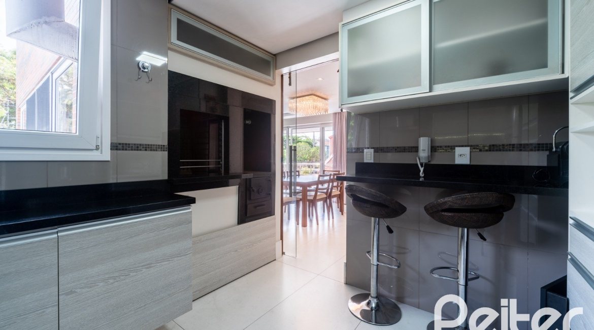 Casa em Condomínio à venda com 233m², 3 dormitórios, 3 suítes, 3 vagas, no bairro Vila Assunção em Porto Alegre