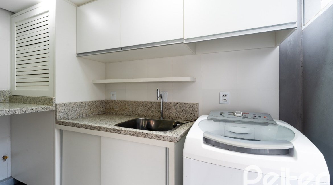 Casa em Condomínio à venda com 233m², 3 dormitórios, 3 suítes, 3 vagas, no bairro Vila Assunção em Porto Alegre