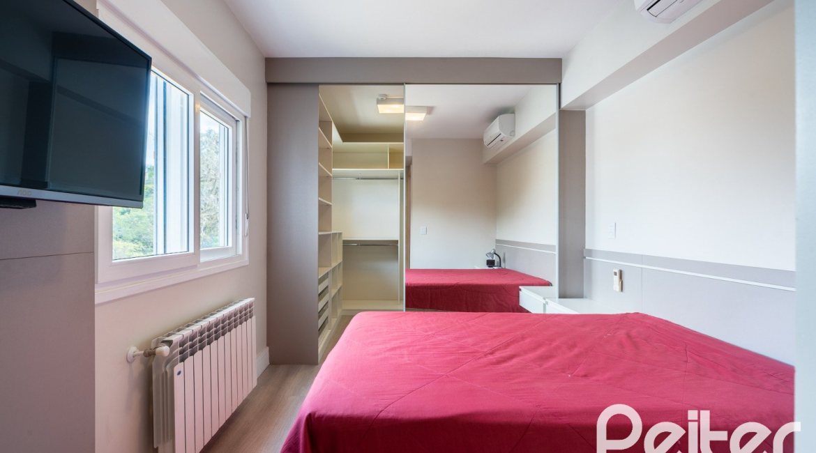 Casa em Condomínio à venda com 233m², 3 dormitórios, 3 suítes, 3 vagas, no bairro Vila Assunção em Porto Alegre