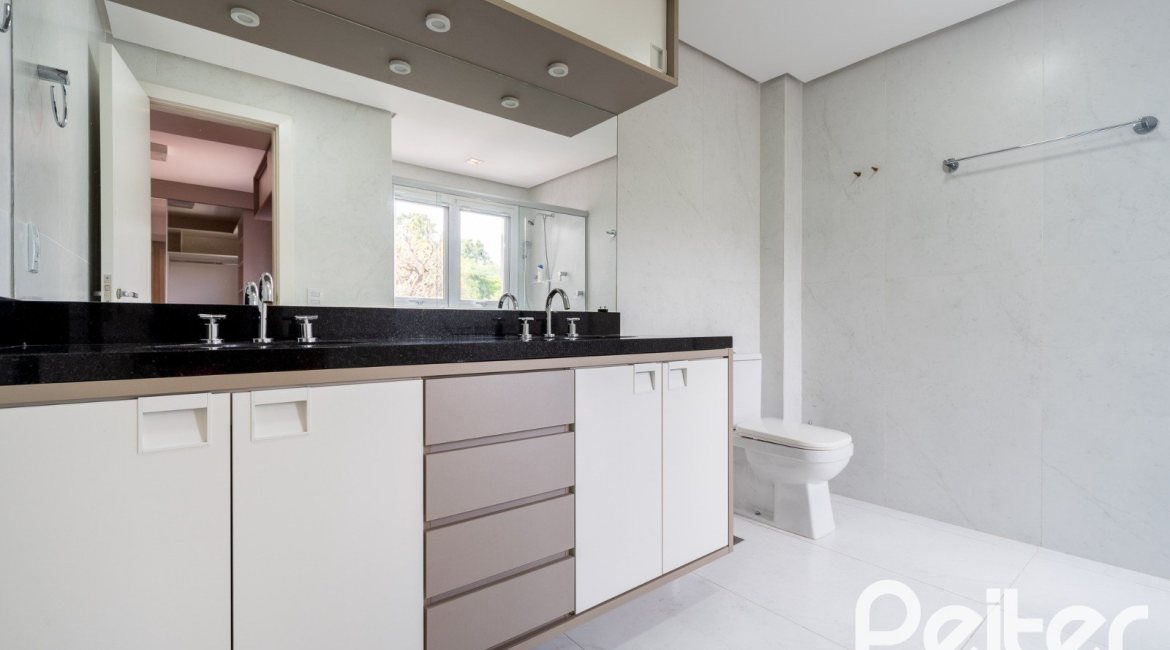 Casa em Condomínio à venda com 233m², 3 dormitórios, 3 suítes, 3 vagas, no bairro Vila Assunção em Porto Alegre