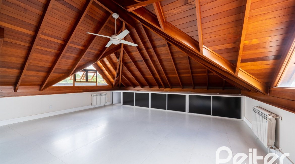 Casa em Condomínio à venda com 233m², 3 dormitórios, 3 suítes, 3 vagas, no bairro Vila Assunção em Porto Alegre