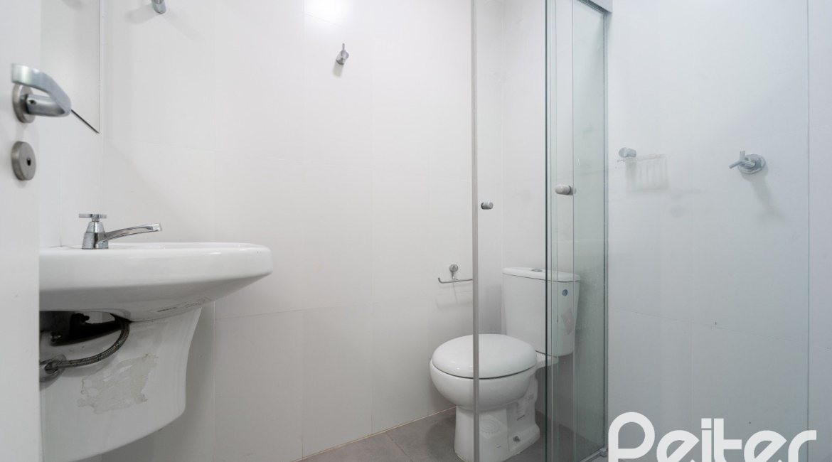 Casa em Condomínio à venda com 233m², 3 dormitórios, 3 suítes, 3 vagas, no bairro Vila Assunção em Porto Alegre