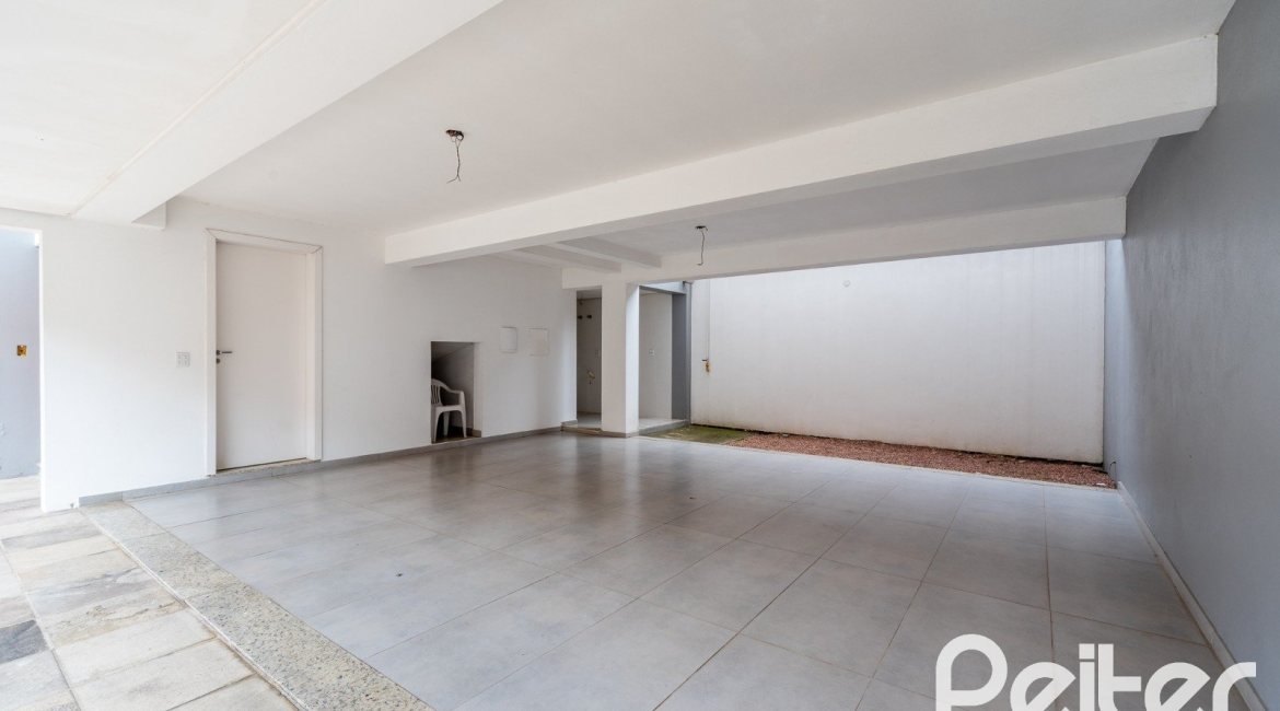 Casa em Condomínio à venda com 233m², 3 dormitórios, 3 suítes, 3 vagas, no bairro Vila Assunção em Porto Alegre