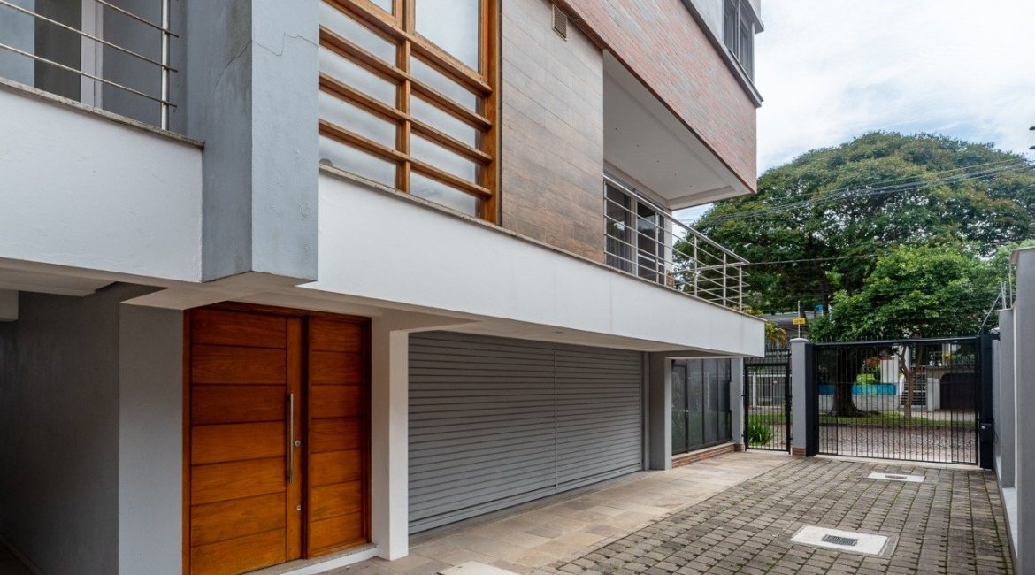 Casa em Condomínio à venda com 233m², 3 dormitórios, 3 suítes, 3 vagas, no bairro Vila Assunção em Porto Alegre