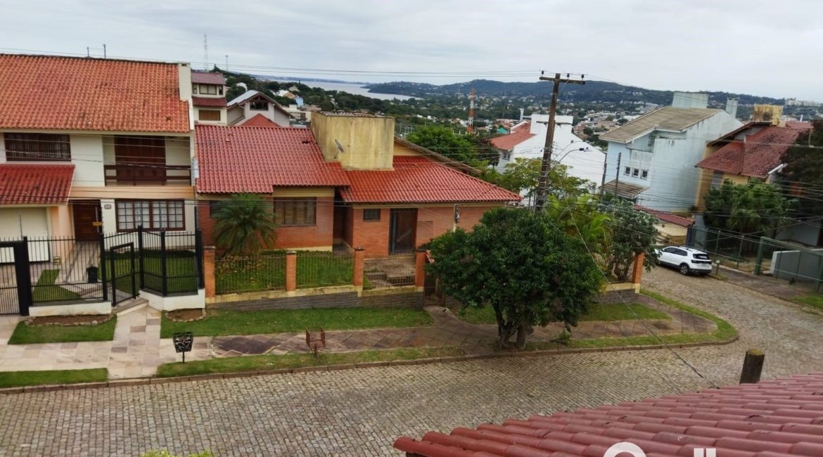 Casa à venda com 321m², 3 dormitórios, 1 suíte, 3 vagas, no bairro Espírito Santo em Porto Alegre