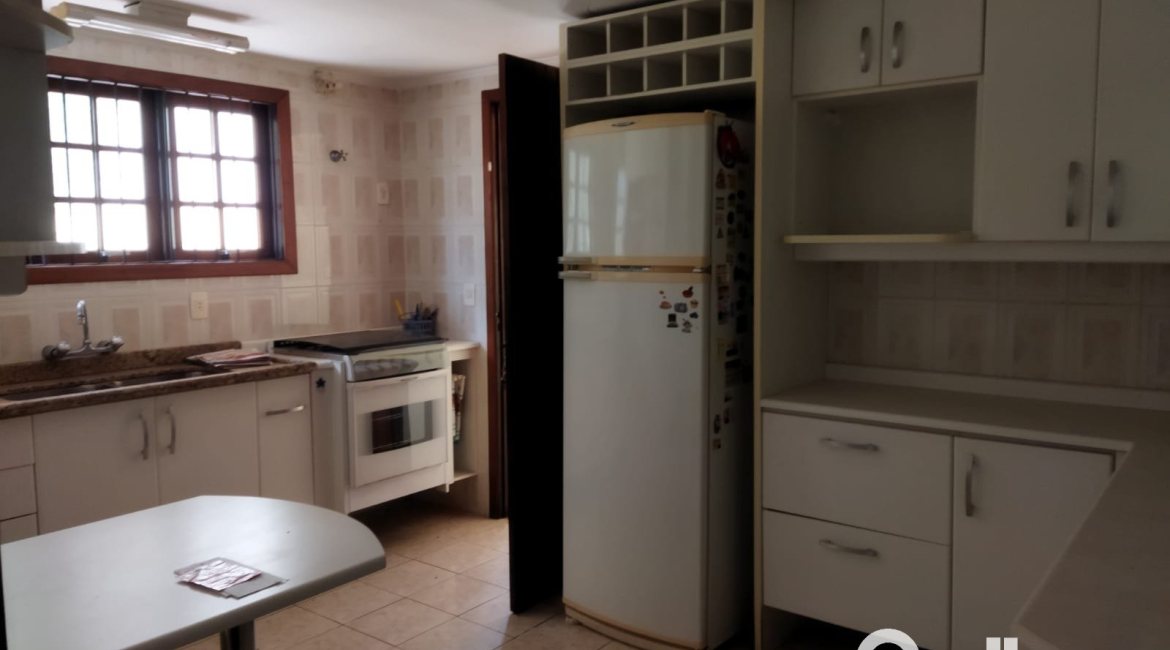 Casa à venda com 321m², 3 dormitórios, 1 suíte, 3 vagas, no bairro Espírito Santo em Porto Alegre