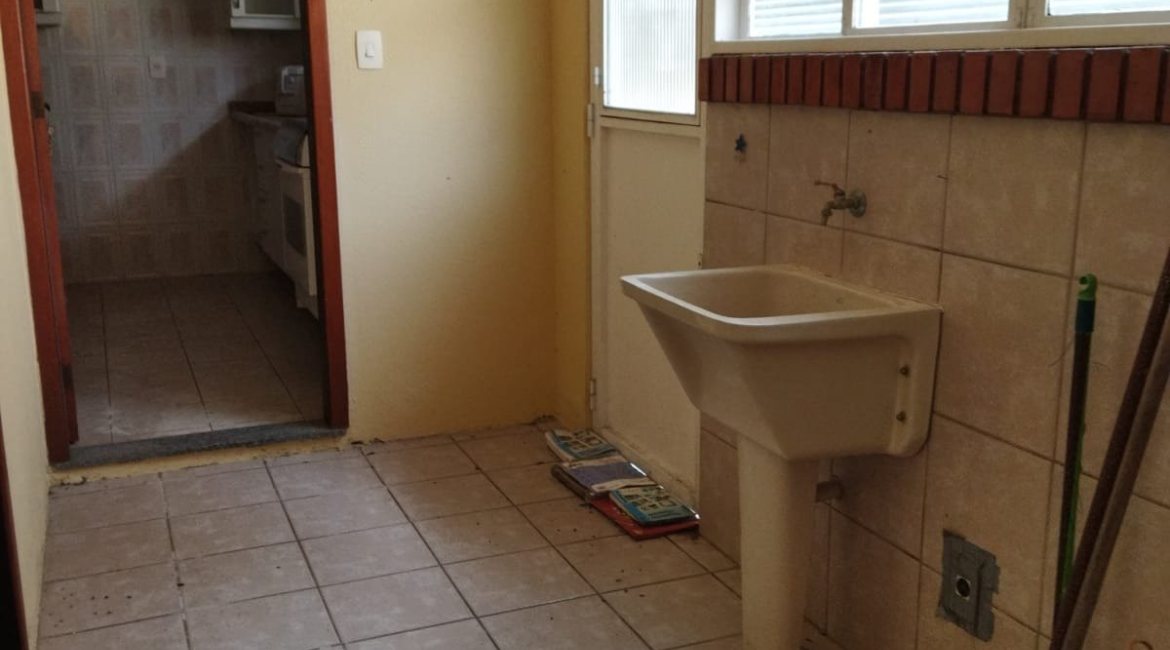 Casa à venda com 321m², 3 dormitórios, 1 suíte, 3 vagas, no bairro Espírito Santo em Porto Alegre