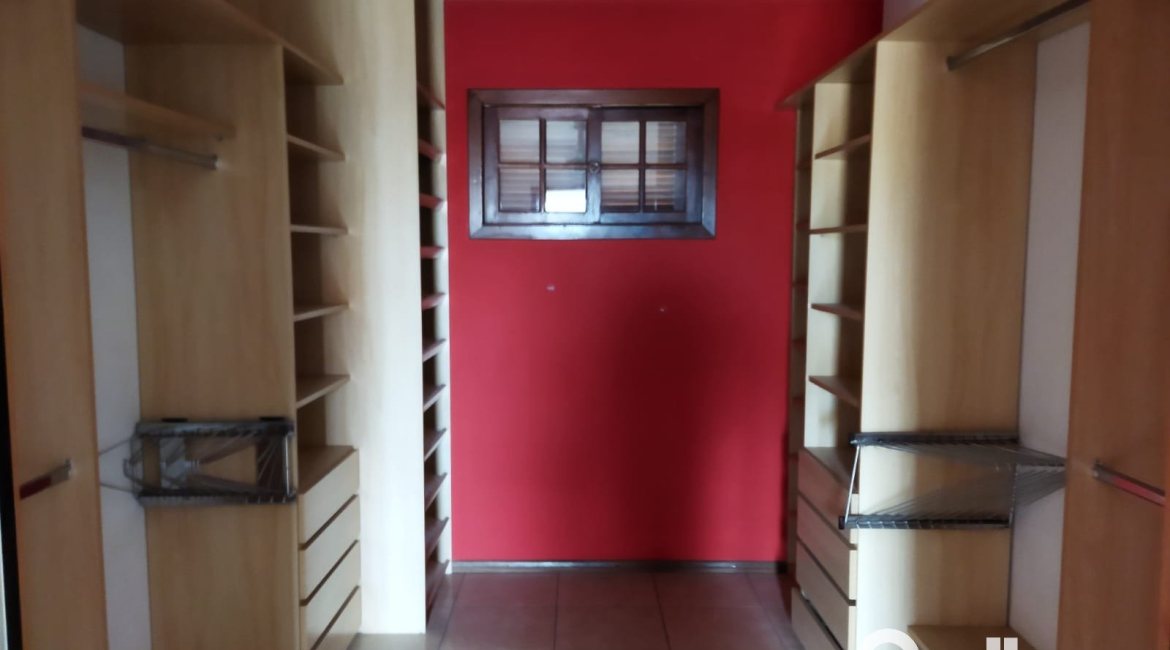 Casa à venda com 321m², 3 dormitórios, 1 suíte, 3 vagas, no bairro Espírito Santo em Porto Alegre