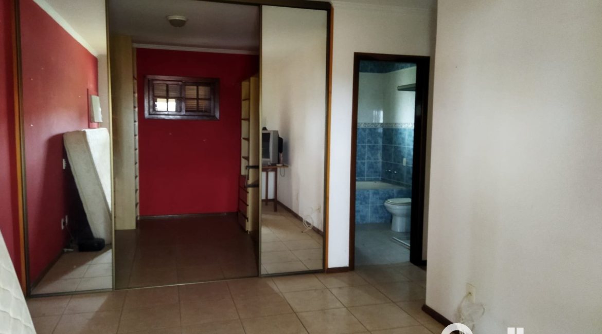 Casa à venda com 321m², 3 dormitórios, 1 suíte, 3 vagas, no bairro Espírito Santo em Porto Alegre