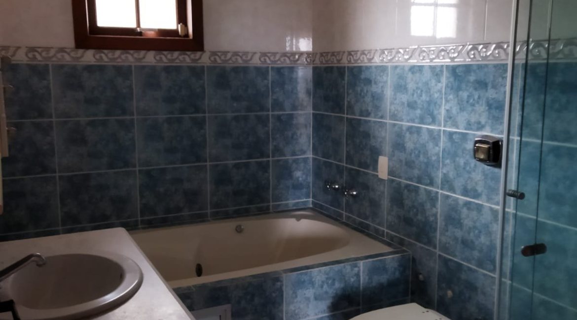 Casa à venda com 321m², 3 dormitórios, 1 suíte, 3 vagas, no bairro Espírito Santo em Porto Alegre