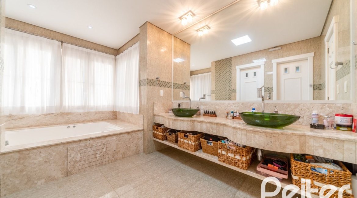 Casa em Condomínio à venda com 416m², 4 dormitórios, 4 suítes, 4 vagas, no bairro Terra Ville em PORTO ALEGRE