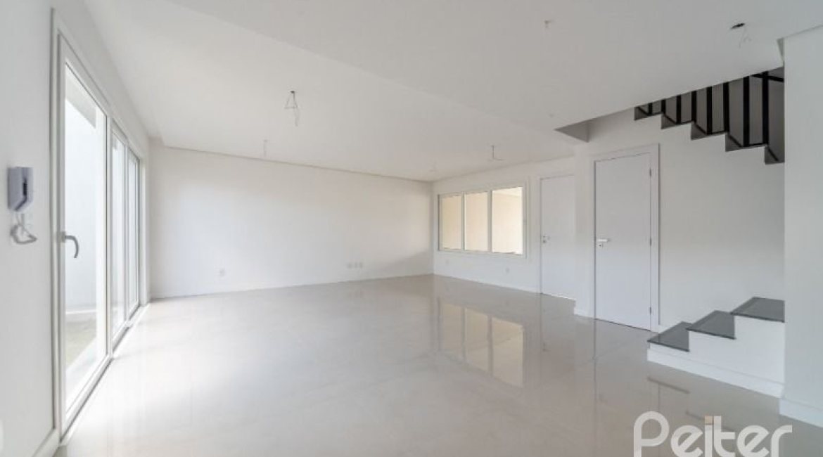 Casa em Condomínio à venda com 306m², 3 dormitórios, 3 suítes, 3 vagas, no bairro Vila Assunção em Porto Alegre