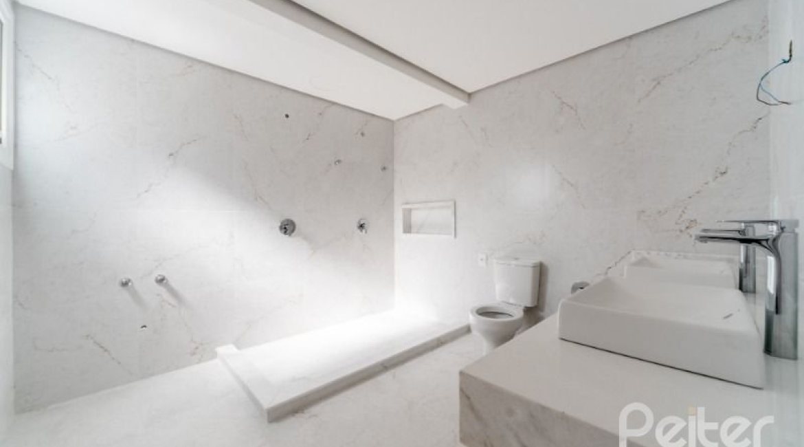 Casa em Condomínio à venda com 306m², 3 dormitórios, 3 suítes, 3 vagas, no bairro Vila Assunção em Porto Alegre