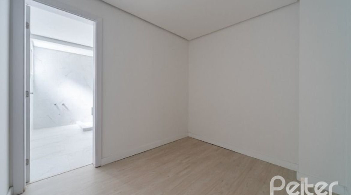 Casa em Condomínio à venda com 306m², 3 dormitórios, 3 suítes, 3 vagas, no bairro Vila Assunção em Porto Alegre