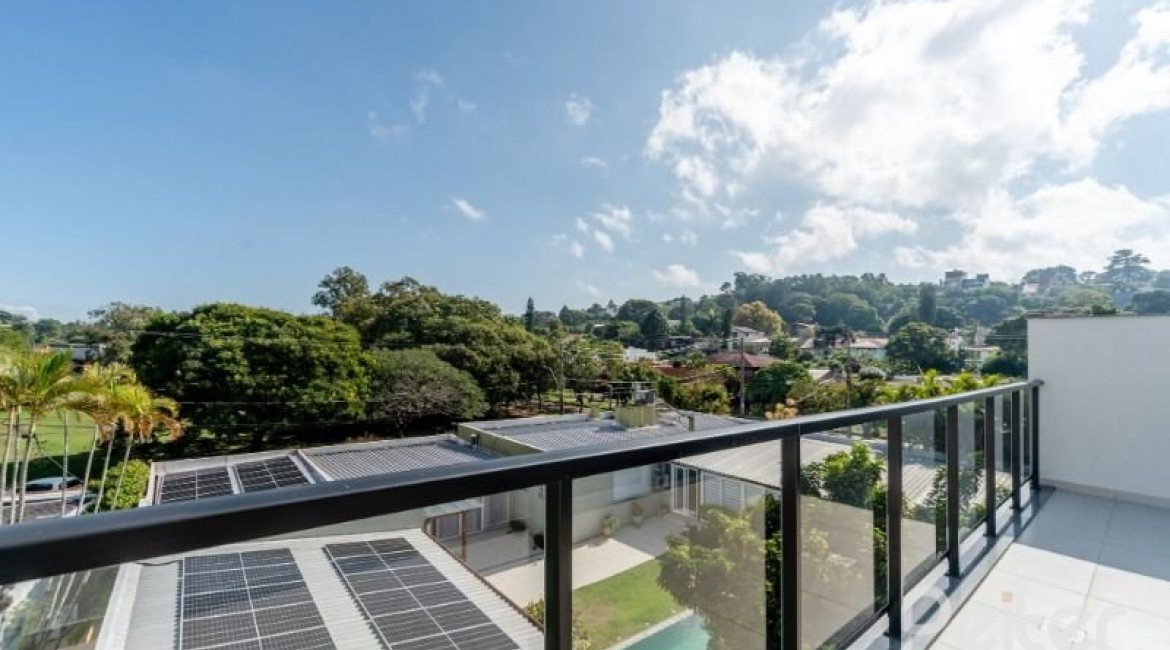 Casa em Condomínio à venda com 306m², 3 dormitórios, 3 suítes, 3 vagas, no bairro Vila Assunção em Porto Alegre