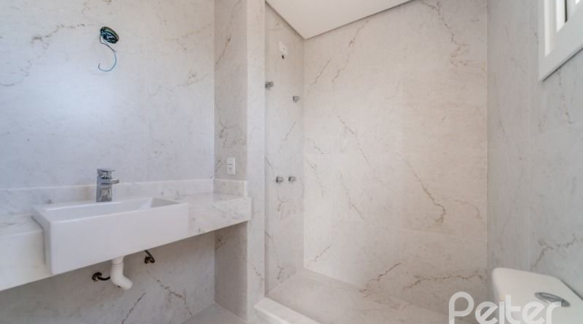 Casa em Condomínio à venda com 306m², 3 dormitórios, 3 suítes, 3 vagas, no bairro Vila Assunção em Porto Alegre