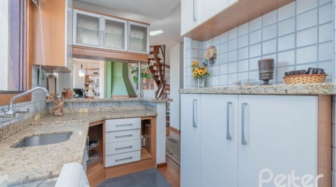 Cobertura à venda com 157m², 2 dormitórios, 1 suíte, 2 vagas, no bairro Tristeza em Porto Alegre