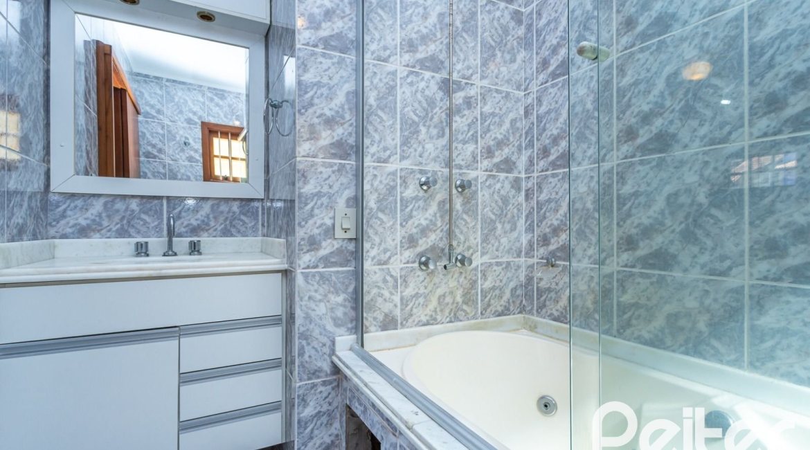 Casa à venda com 216m², 3 dormitórios, 2 suítes, 3 vagas, no bairro Espírito Santo em Porto Alegre