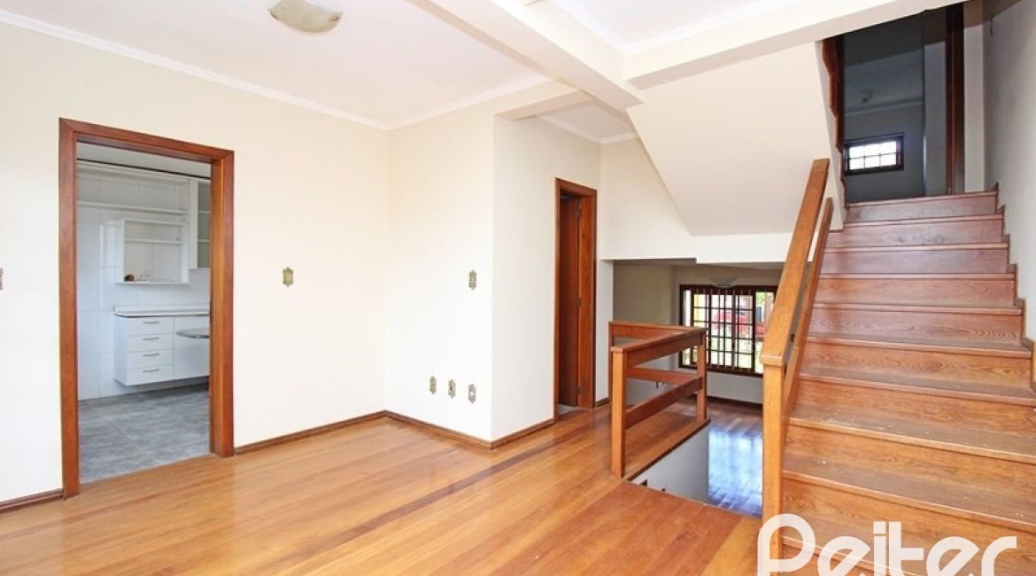 Casa à venda com 216m², 3 dormitórios, 2 suítes, 3 vagas, no bairro Espírito Santo em Porto Alegre