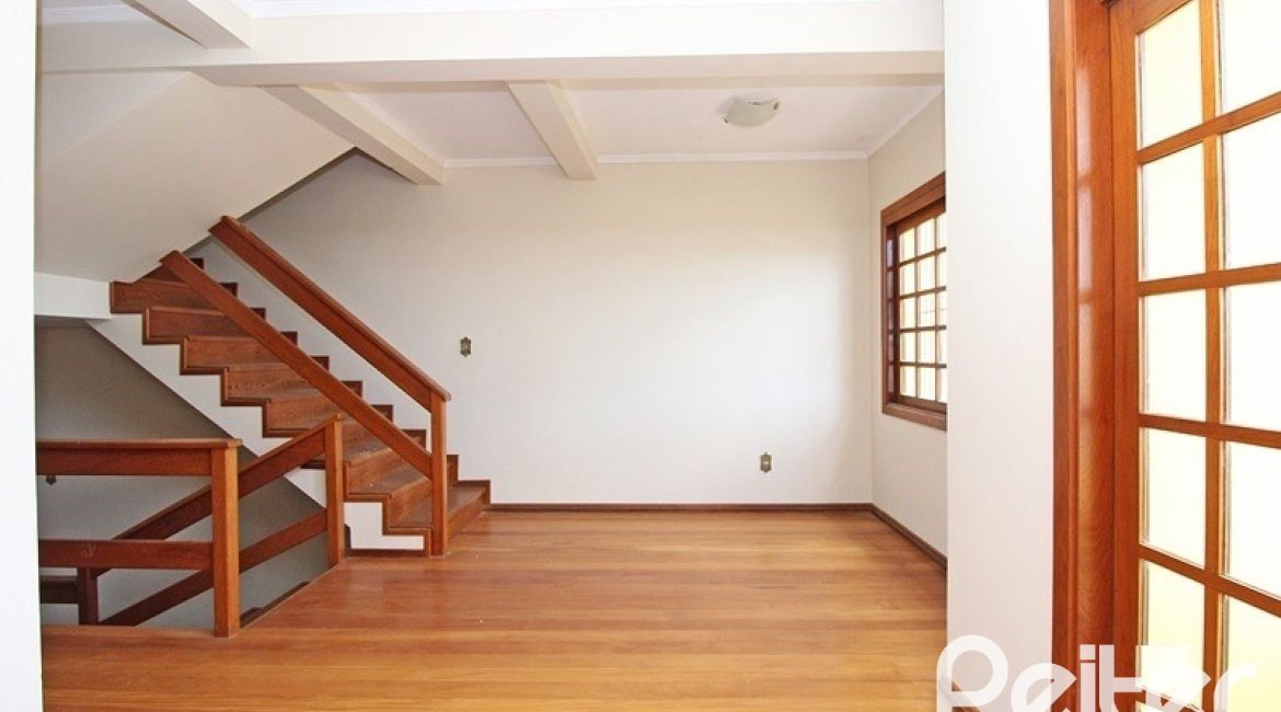 Casa à venda com 216m², 3 dormitórios, 2 suítes, 3 vagas, no bairro Espírito Santo em Porto Alegre