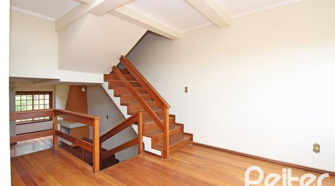 Casa à venda com 216m², 3 dormitórios, 2 suítes, 3 vagas, no bairro Espírito Santo em Porto Alegre