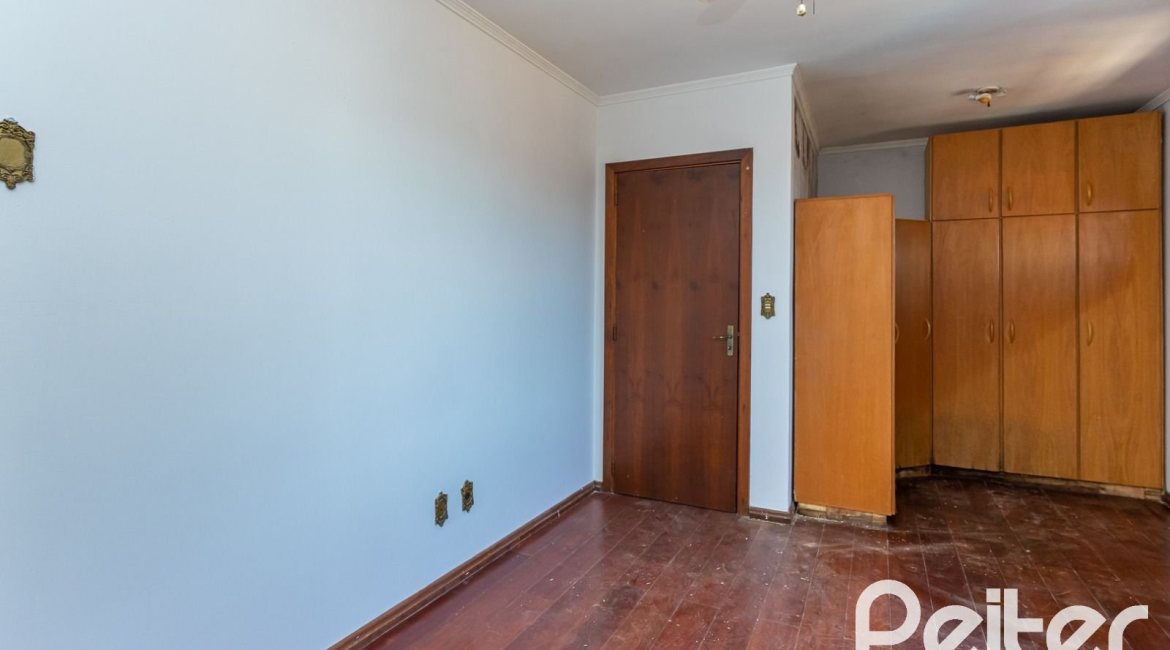 Casa à venda com 216m², 3 dormitórios, 2 suítes, 3 vagas, no bairro Espírito Santo em Porto Alegre