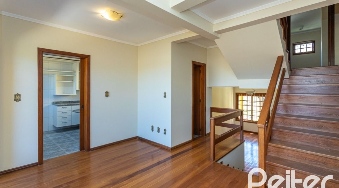 Casa à venda com 216m², 3 dormitórios, 2 suítes, 3 vagas, no bairro Espírito Santo em Porto Alegre