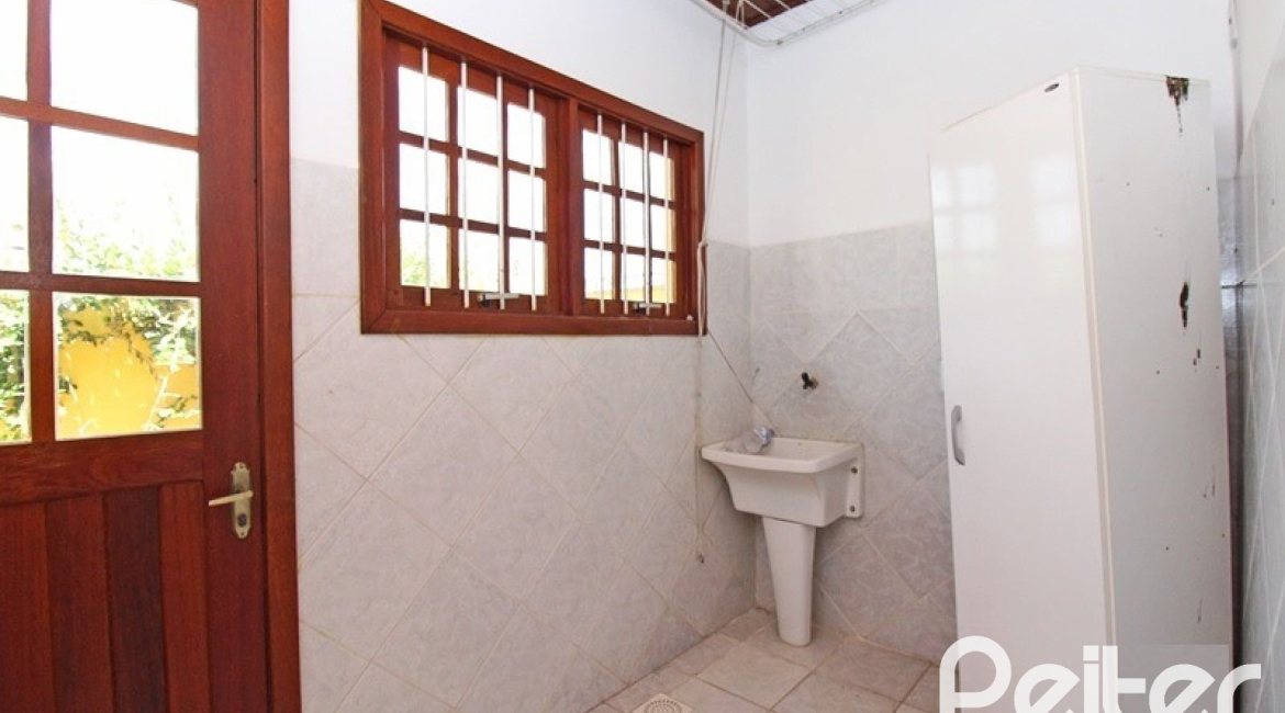 Casa à venda com 216m², 3 dormitórios, 2 suítes, 3 vagas, no bairro Espírito Santo em Porto Alegre