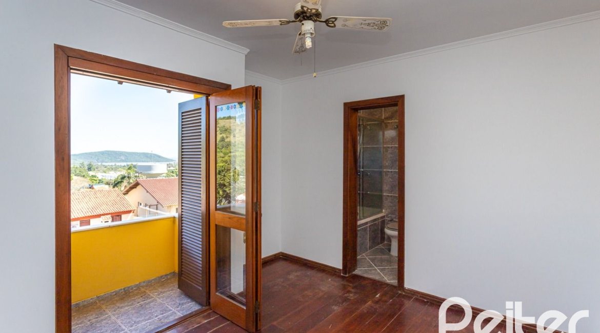 Casa à venda com 216m², 3 dormitórios, 2 suítes, 3 vagas, no bairro Espírito Santo em Porto Alegre